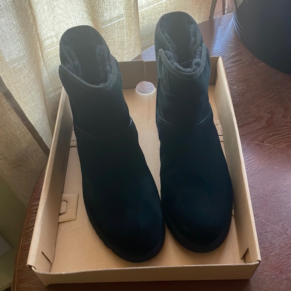 BRAND NEW UGG boots size US 7 womens